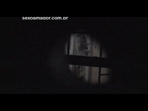 ❤️ Blondi saa salaa videokuvaa naapuruston tirkistelijältä piilossa onttojen tiilien takana ❤ Vittu video at us